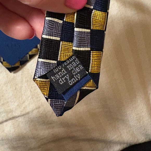 100% SILK Carlos Devenezia Blue and Yellow Colored Tie - Picture 4 of 6